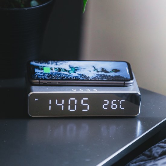 Digital väckarklocka med QI-laddare - Klicka på bilden för att stänga