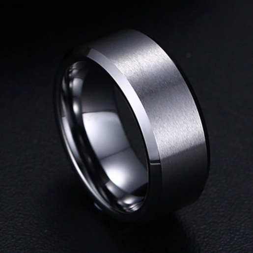 Minimalistisk ring i titanium